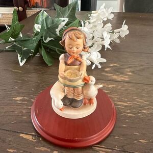 Hummel Goebel” Be Patient” Girl Feeding‎ Ducks Vintage Rare FULL BEE Trademark